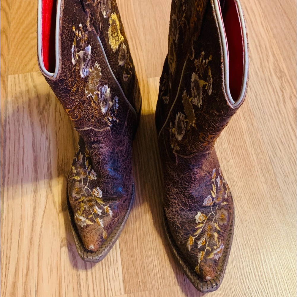 Macie Bean children’s boots . Gently used worn few times for church .